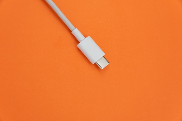 USB-Kabel Typ C über orangem Hintergrund