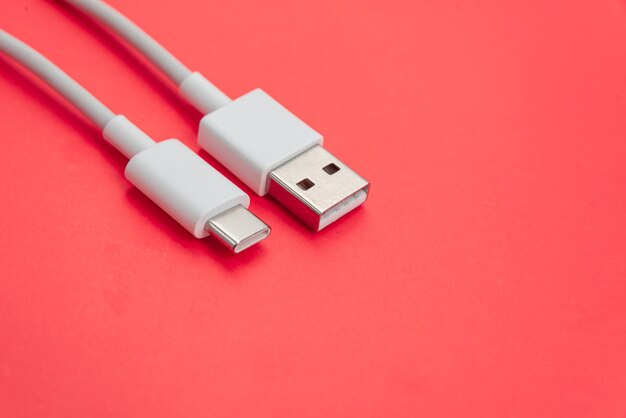 USB-Kabel Typ C über orangem Hintergrund