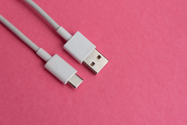 USB-Kabel Typ C über rosa Hintergrund