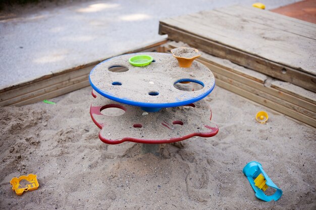 Äußerer sauberer Spielplatz für Kinder