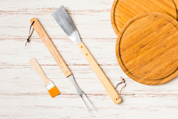 Utensil zum Kochen auf Schreibtisch aus Holz