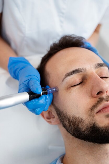 Utensilien für das Microneedling-Verfahren vorbereiten