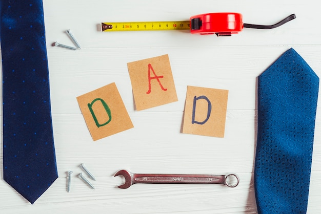 Väter Tag Zusammensetzung mit Krawatten und Werkzeugen