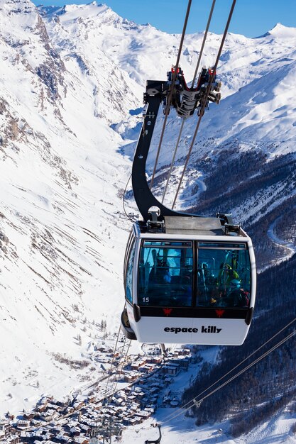 VAL D'ISERE, FRANKREICH - 10. FEBRUAR 2015: Berühmte Seilbahn in Val d'Isère Resort, Teil des Espace Killy Skigebiets.
