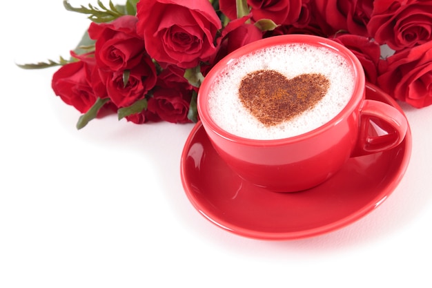 Valentine Kaffee mit Rosen auf weißem Hintergrund