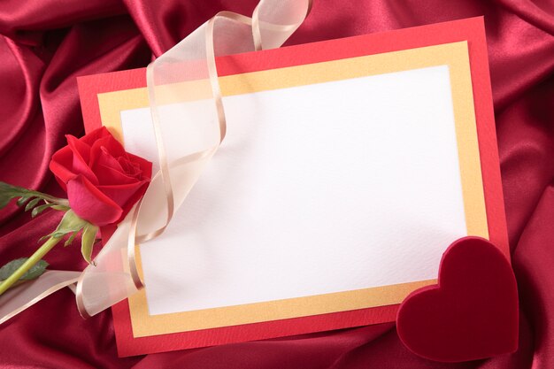 Valentine-Karte mit Rose und Geschenk-Box