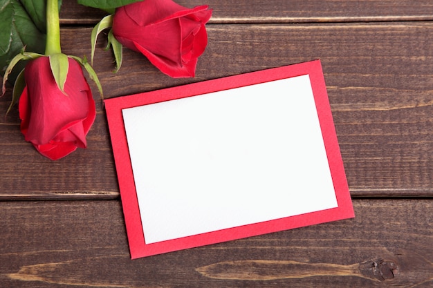 Valentine-Karte mit Rosen auf Holzbrett