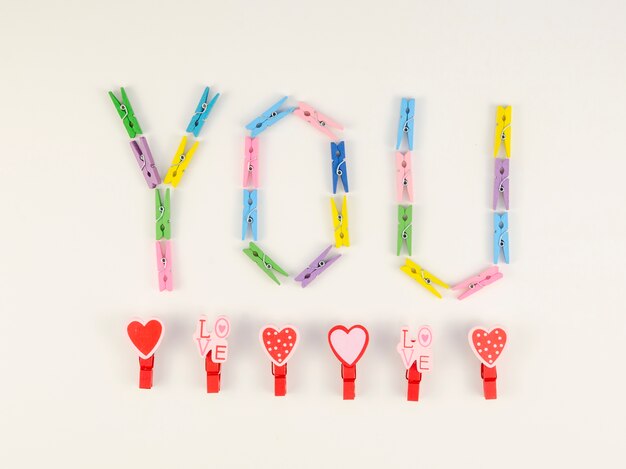 Valentine-Konzept aus Stiften gemacht
