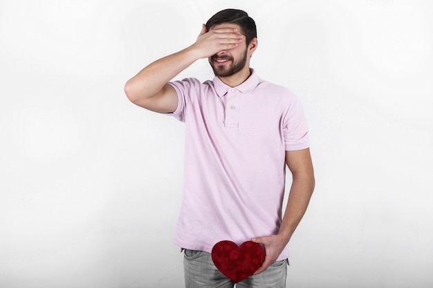 Valentine romantischen glücklichen mann zeigt seine liebe platz