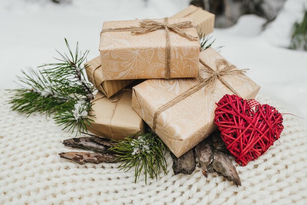 Valentinsgrußgeschenke, Vintage romantische rote Herzgeschenkkästen, Baumaste