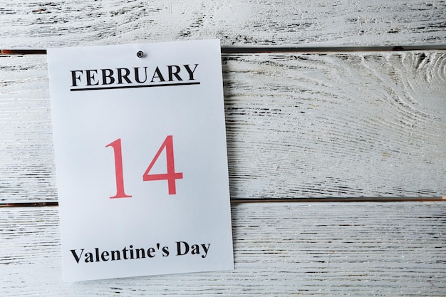 Valentinstag, 14. februar im kalender auf holzuntergrund