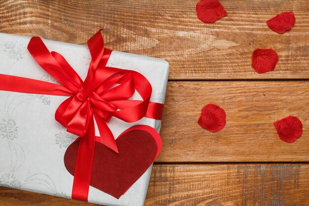 Valentinstag Geschenk und Herzen auf Holz