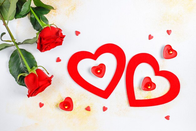 Valentinstag-Grußkarte mit Rosenblüten.