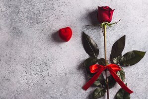 Kostenloses Foto valentinstag heiraten mich hochzeitsverlobungsring im kasten mit rotrosengeschenk