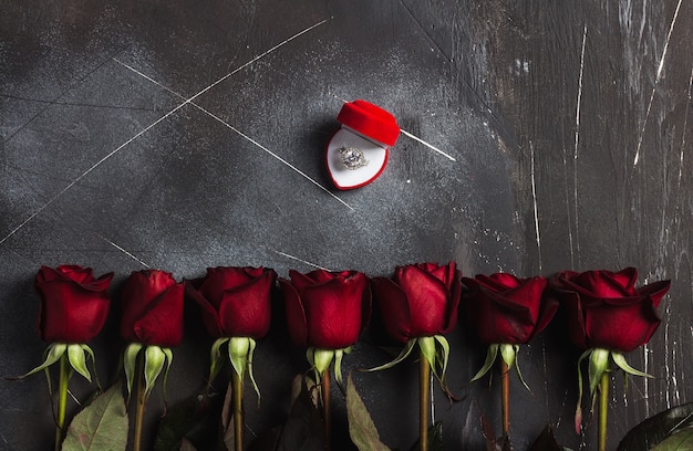 Kostenloses Foto valentinstag heiraten mich hochzeitsverlobungsring im kasten mit rotrosengeschenk