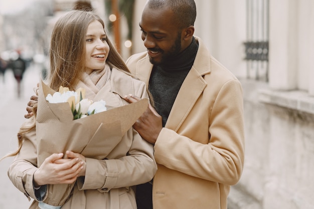 Valentinstag Konzept. Die Leute gehen nach draußen. Gemischte Leute in einer Stadt.