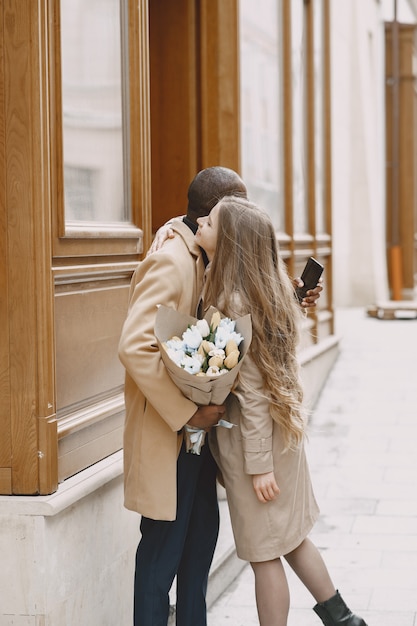 Valentinstag Konzept. Die Leute gehen nach draußen. Gemischte Leute in einer Stadt.