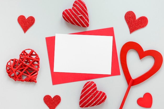 Kostenloses Foto valentinstag papier mit herzen