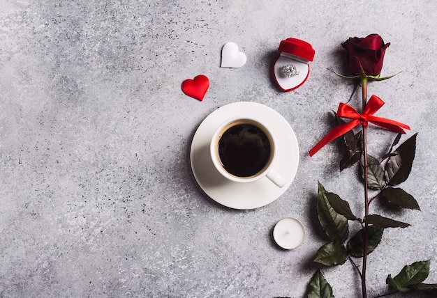 Valentinstag romantisches Abendessen Gedeck heirate mich Hochzeit Verlobungsring im Feld