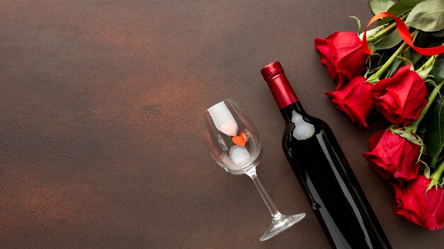 Valentinstag-Sortiment mit Rosen und Champagner