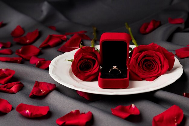 Valentinstag Tisch mit Rosen und Verlobungsring auf Teller gedeckt