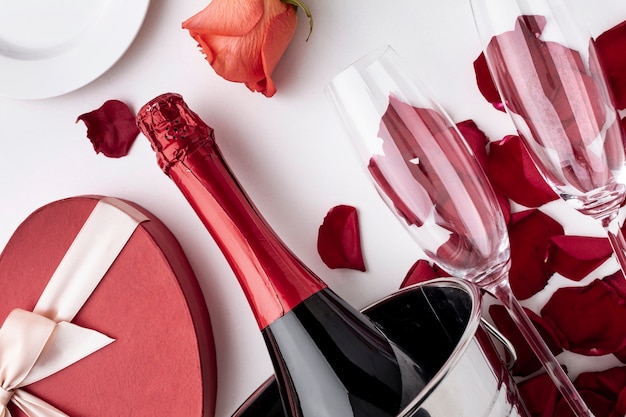 Valentinstaganordnung mit Champagner- und Glasnahaufnahme