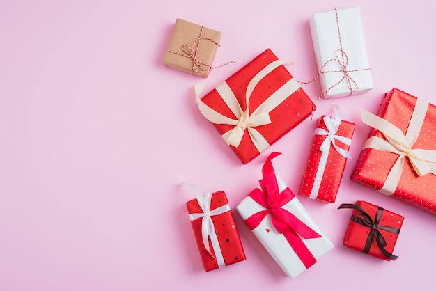 Kostenloses Foto valentinstaggeschenke in schönen verpackungen