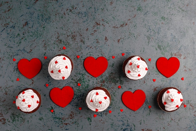 Valentinstaghintergrund, Schokoladenkleine kuchen mit Herzen formten Süßigkeiten, Draufsicht