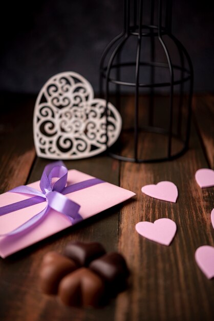 Valentinstagschokoladen mit Geschenk und Herzen