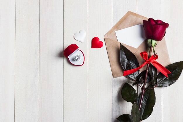 Valentinstagumschlag-Liebesbrief mit Grußkarten-Verlobungsring im Kasten