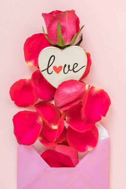Valentinstagumschlag mit den rosafarbenen Blumenblättern
