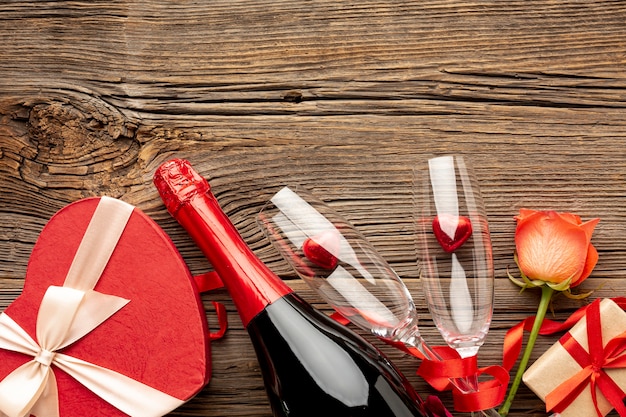 Valentinstagzusammensetzung mit Herzen formte Süßigkeitskasten- und -kopienraum