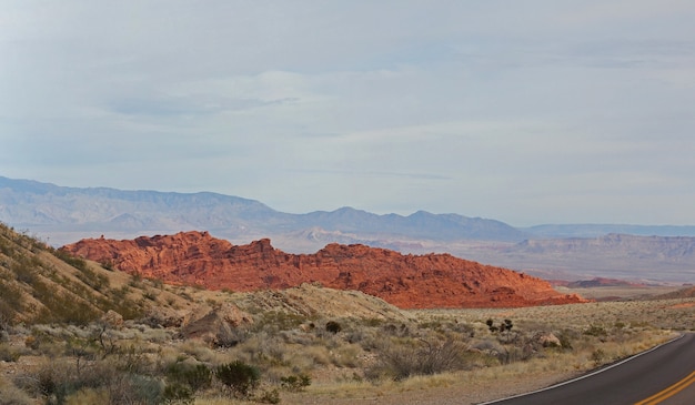 Valley of Fire Nevada vom Parkplatz des Eingangsautos. Hellrote aztekische Sandsteinaufschlüsse, eingebettet in grauen und braunen Kalkstein