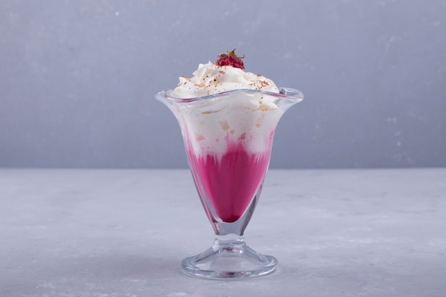 Vanille-Erdbeer-Eis mit Zimtpulver in einer Glasschale