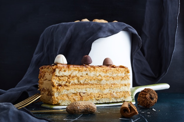 Kostenloses Foto vanillekuchen lokalisiert auf blauem hintergrund.