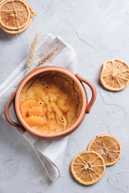 Vanillepuddingpuddings, wenn Topf auf konkretem Hintergrund gekocht wird