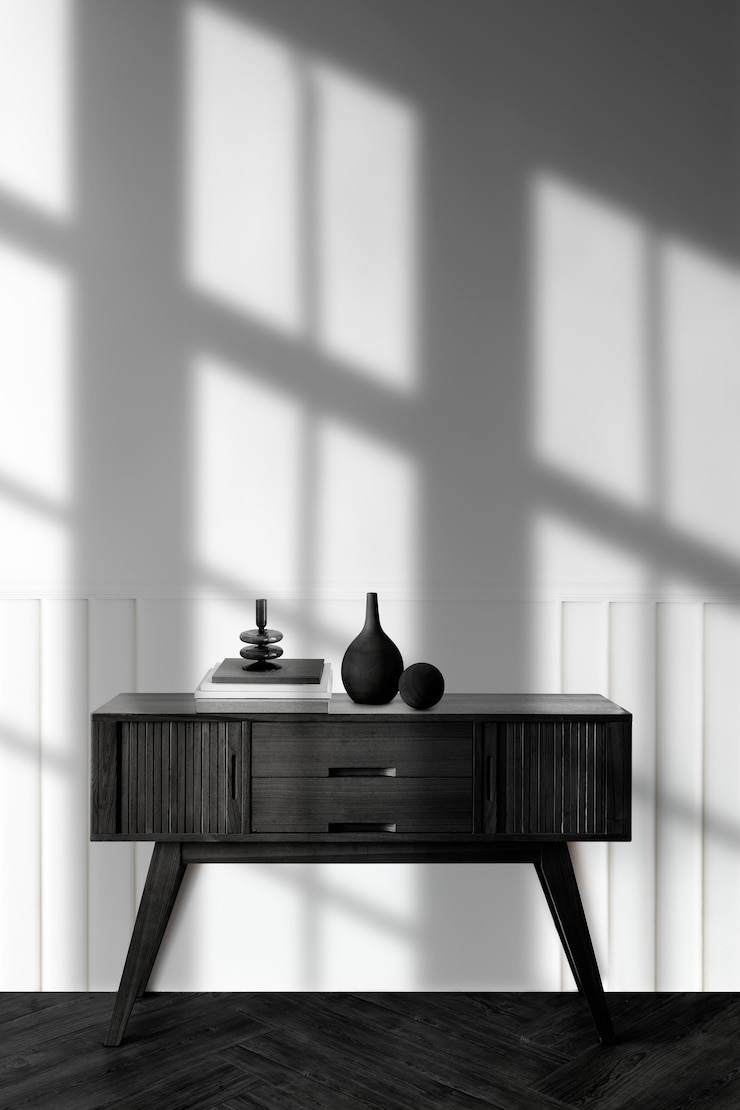 Kostenlose Foto vase auf einem hölzernen sideboard-tisch