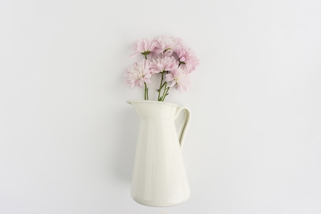 Kostenloses Foto vase mit blumen auf weiße oberfläche