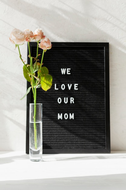 Vase mit Blumen und Nachricht für Muttertag