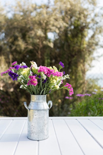 Vase mit Blumen und unscharfem Hintergrund