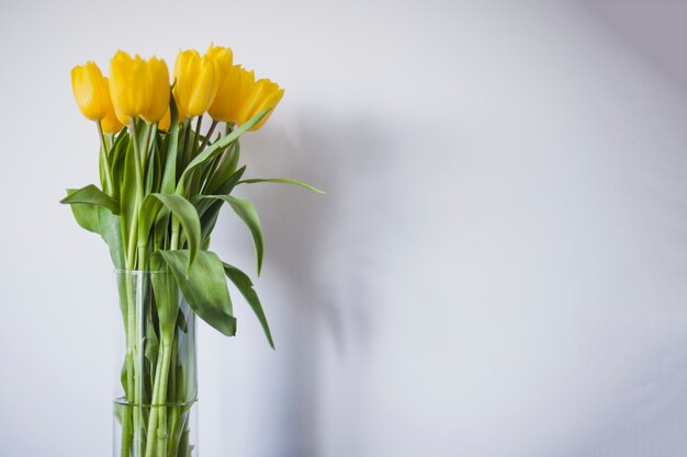 Vase mit gelben Tulpen