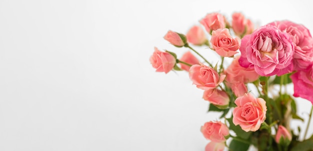 Vase mit Rosen auf Tischkopierfläche