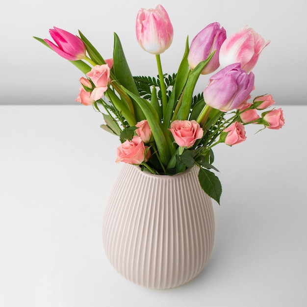 Vase mit Tulpen und Rosen