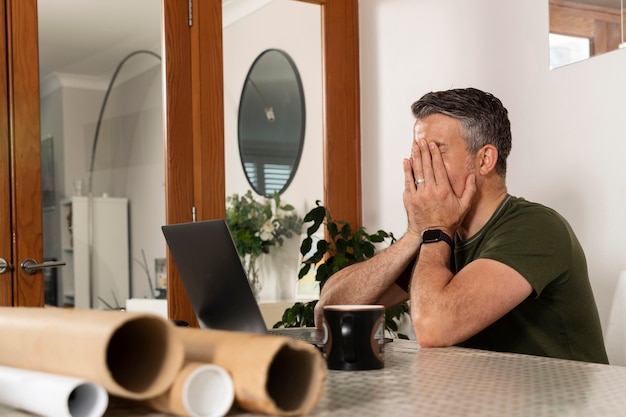 Vater bedeckt sein Gesicht mit den Händen