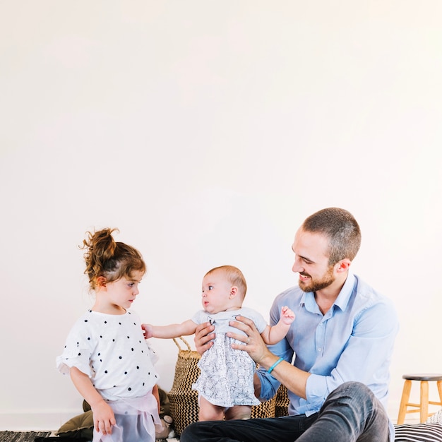 Vater, der Baby nahe Mädchen hält