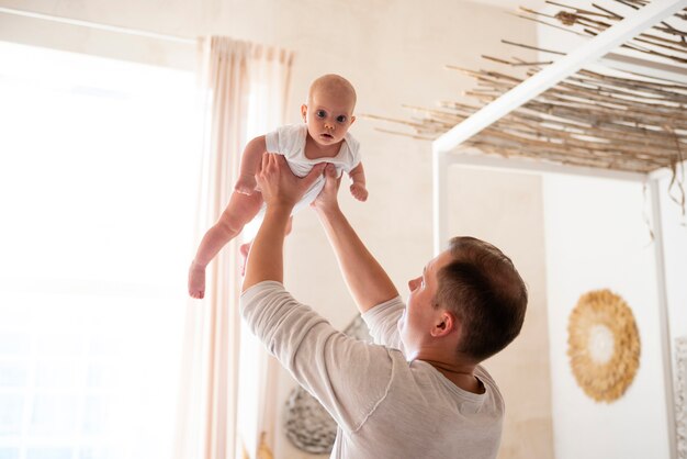 Vater, der mit Baby spielerisch ist