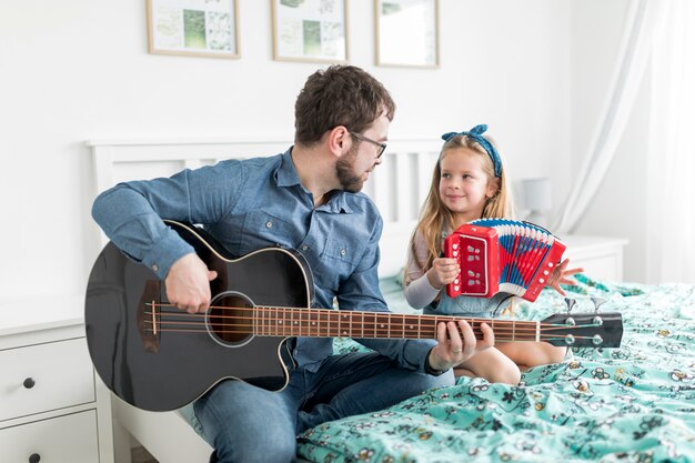 Vater feiert Vatertag mit seiner Tochter