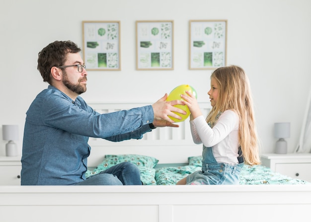 Vater feiert vatertag mit seiner tochter