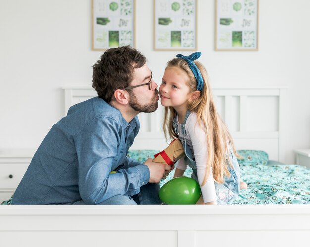 Kostenloses Foto vater feiert vatertag mit seiner tochter