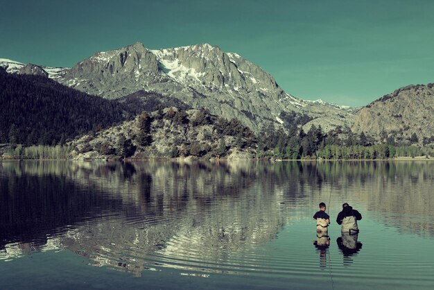 Vater fischt mit Sohn im See in Yosemite.